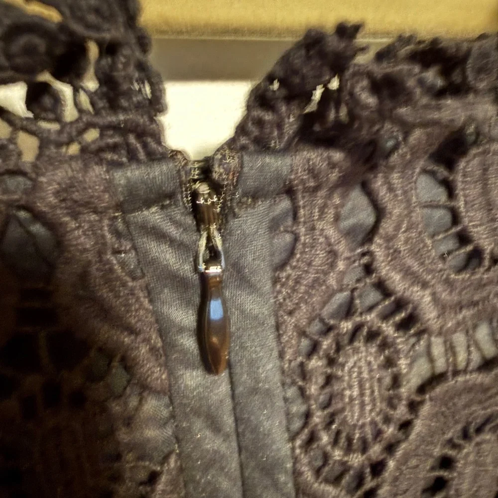 J. McLaughlin Black Cotton Eyelet Lace Top Size Large‎